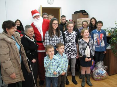 Spotkanie dzieci z rodzin zastępczych z Mikołajem rozdającym prezenty