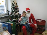 W pokoju PCPR Św. Mikołaj pozuje wraz z chłopcem