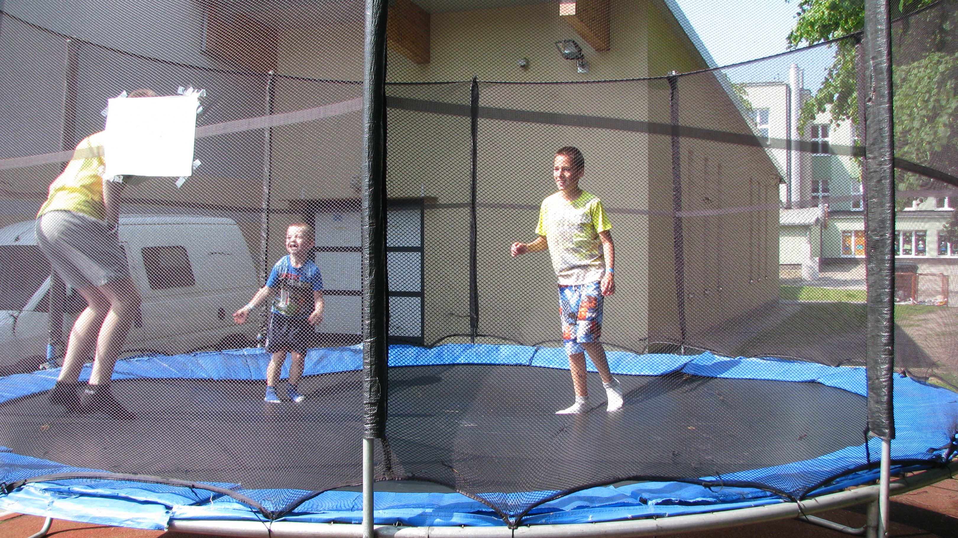 zabawy na trampolinie z udziałem dzieci